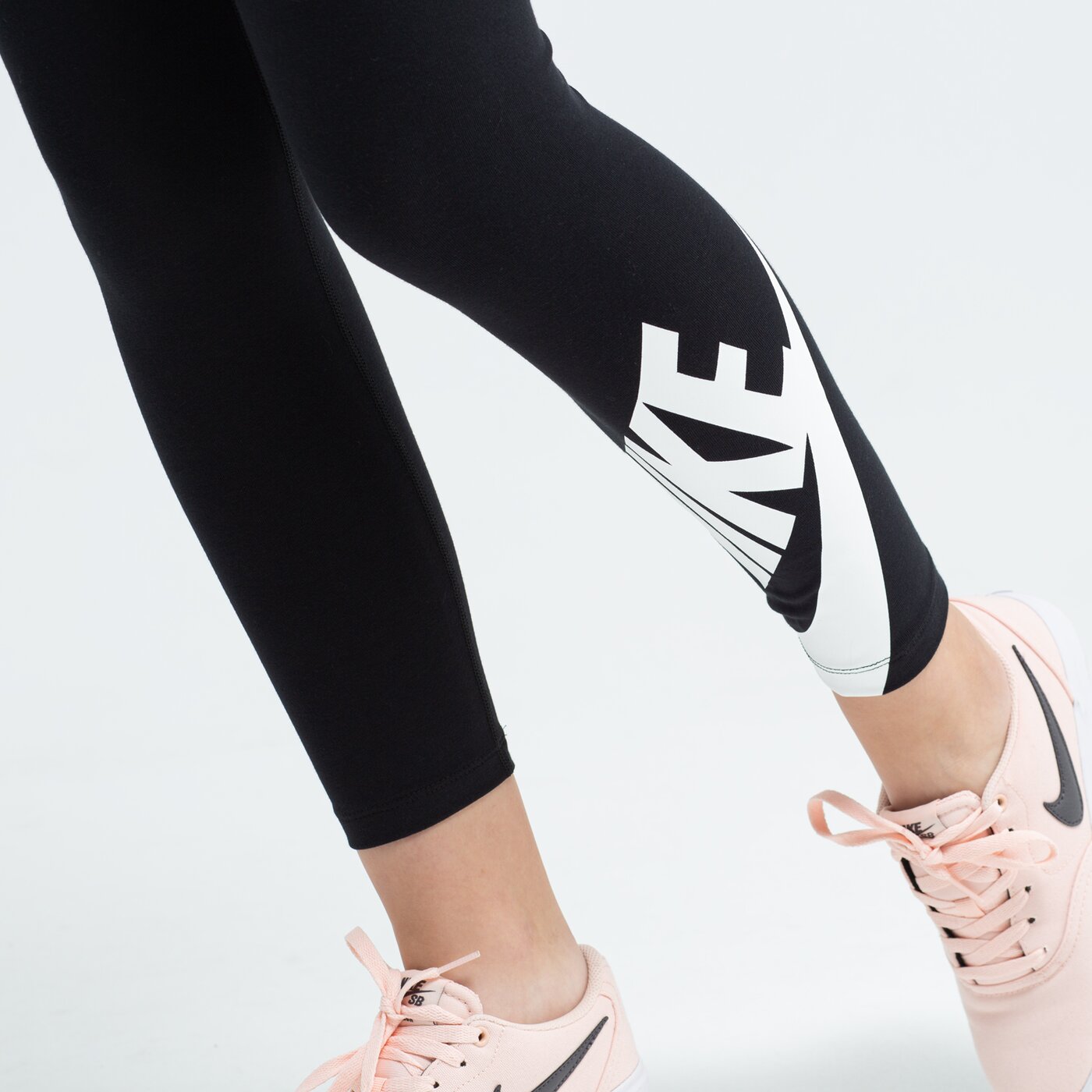 Дамски панталони NIKE КЛИН W NSW LEGASEE 7/8 FUTURA ar3507-010 цвят черен