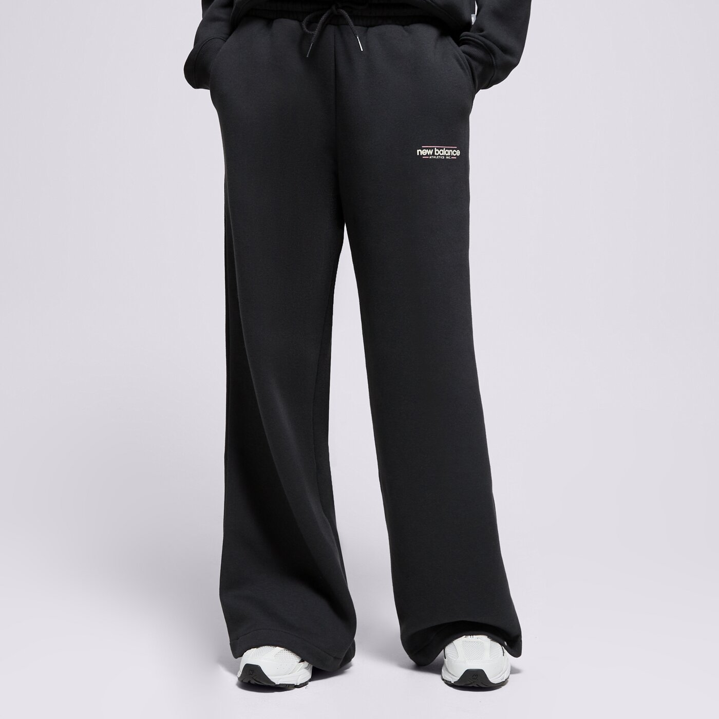 Дамски панталони NEW BALANCE ПАНТАЛОНИ REIMAGINED FLEECE WIDE LEG PANT wp53903bk цвят черен