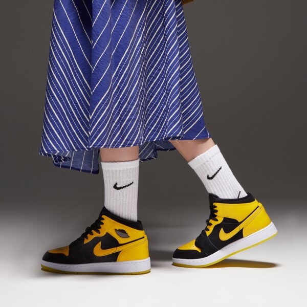 Детски маратонки JORDAN 1 MID SE hj5940-071 цвят жълт