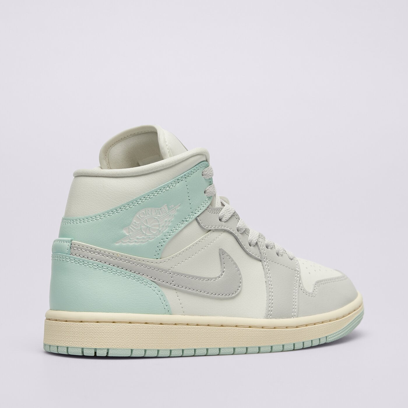 Дамски маратонки WMNS AIR JORDAN 1 MID bq6472-134 цвят мента