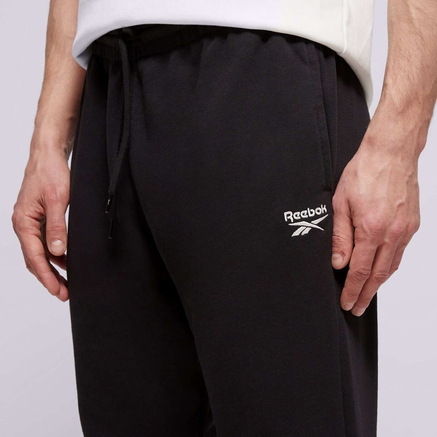 Мъжки панталони REEBOK ПАНТАЛОНИ RI FT LEFT LEG JOGGER hs7376_100065295 цвят черен