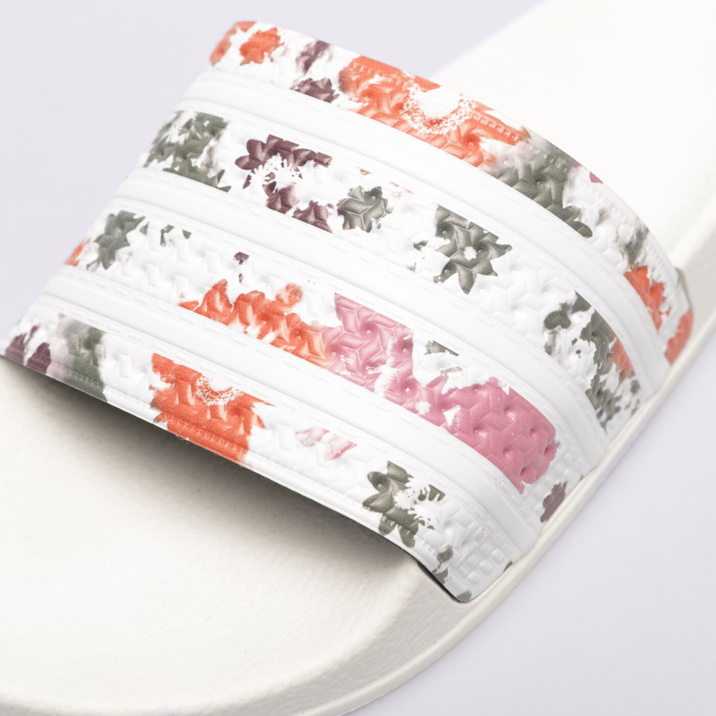 Дамски чехли и сандали ADIDAS ADILETTE W h00142 цвят бял