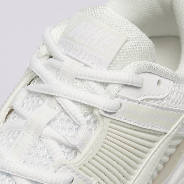 Дамски маратонки NIKE ZOOM VOMERO 5 fj2028-104 цвят бежов