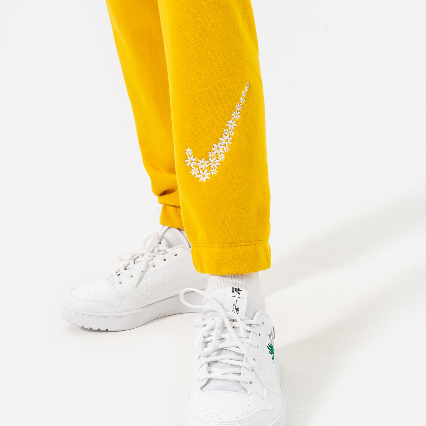 Детски панталони NIKE ПАНТАЛОНИ G NSW FT PANT ENERGY GIRL dm8220-743 цвят жълт