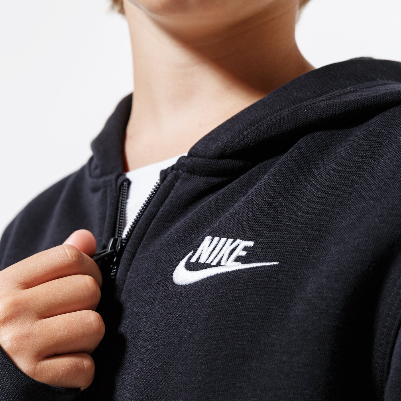 Детски суичър NIKE СУИТЧЪР СЪС ЗАКОПЧАВАНЕ   С КАЧУЛКА SPORTSWEAR CLUB BOY bv3699-010 цвят черен
