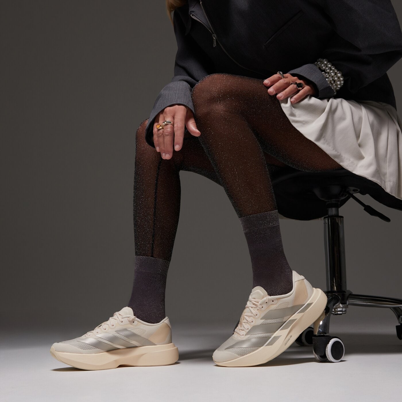 Дамски маратонки ADIDAS ADIZERO EVO SL  jr5841 цвят кремав