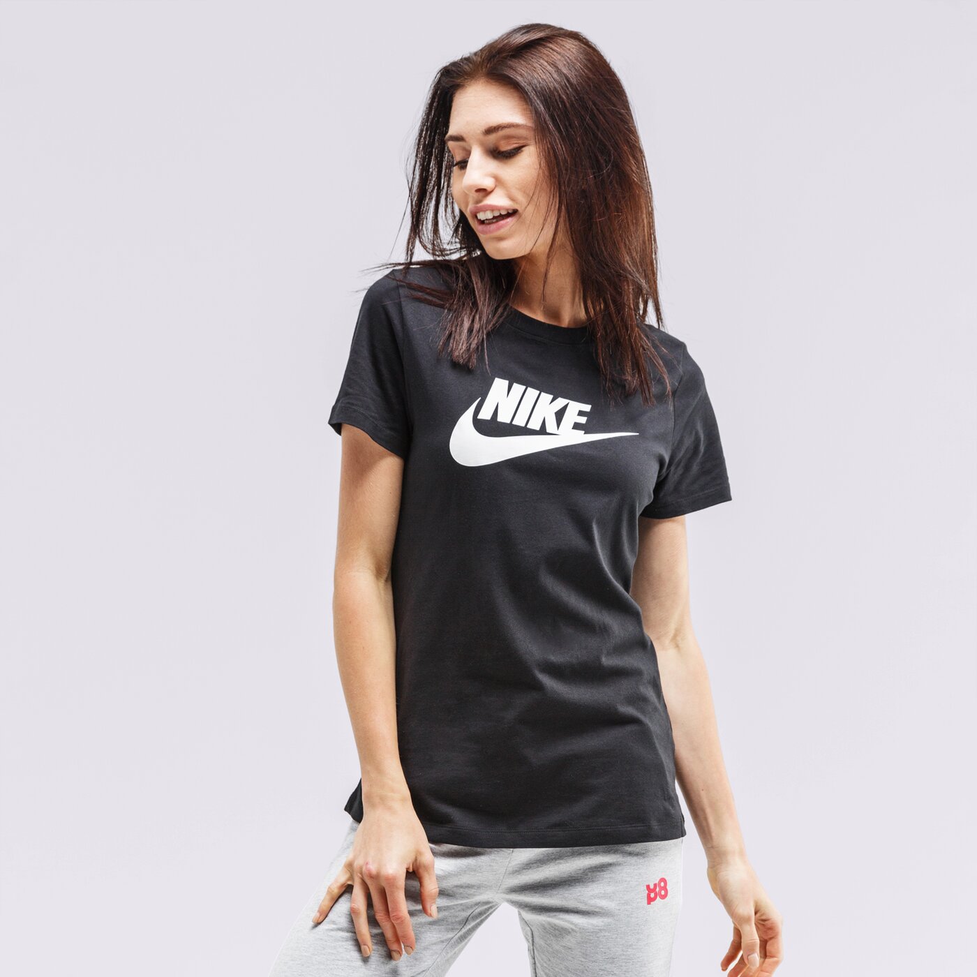Дамска тениска NIKE ТЕНИСКА ESSENTIAL FUTURA SHORT SLEEVE ТЕНИСКА SPORTSWEA bv6169-010 цвят черен