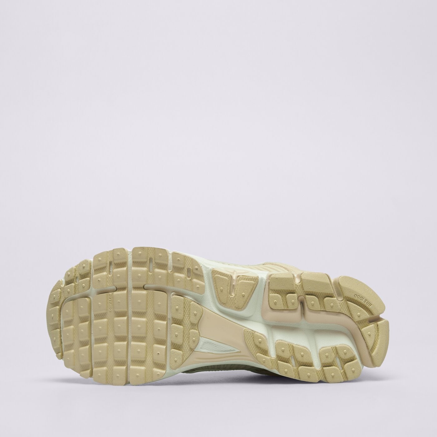 Дамски маратонки NIKE W ZOOM VOMERO 5 hq0458-200 цвят бежов