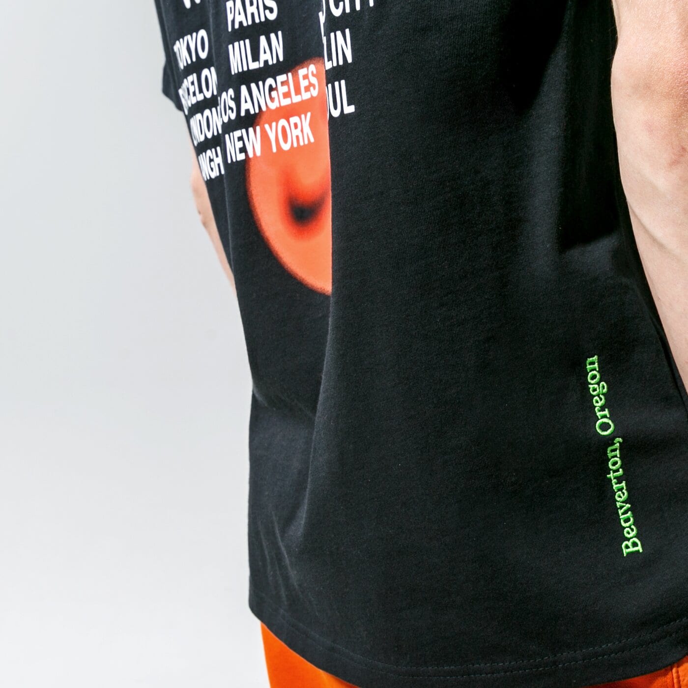 Мъжка тениска NIKE ТЕНИСКА M NSW TEE WORLD TOUR 2 da0989-010 цвят черен