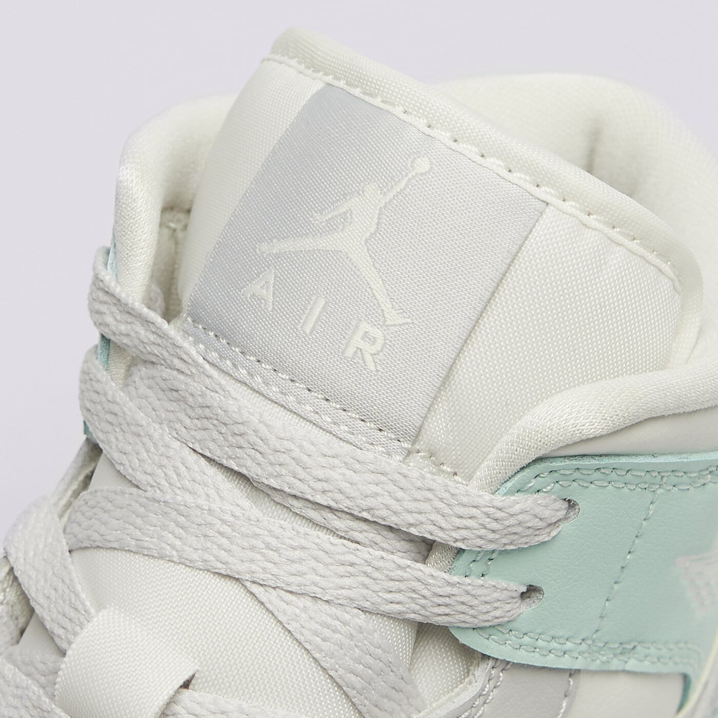 Дамски маратонки WMNS AIR JORDAN 1 MID bq6472-134 цвят мента