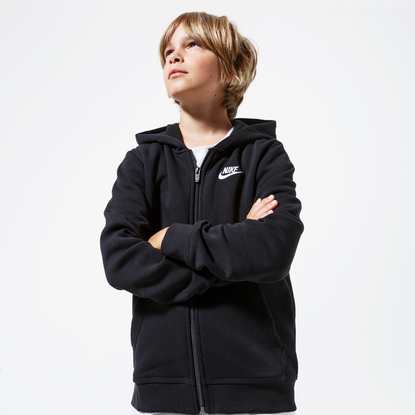 Детски суичър NIKE СУИТЧЪР СЪС ЗАКОПЧАВАНЕ   С КАЧУЛКА SPORTSWEAR CLUB BOY bv3699-010 цвят черен