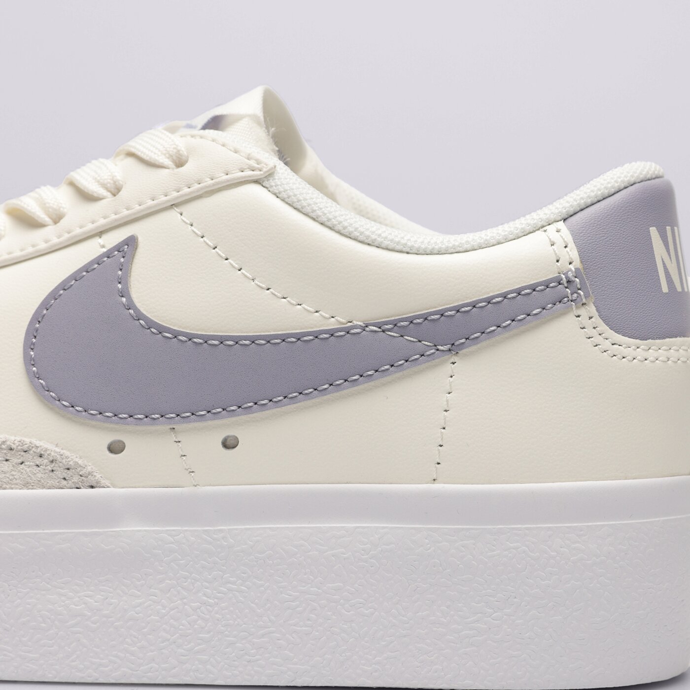 Дамски маратонки NIKE W BLAZER LOW PLATFORM dj0292-110 цвят бял