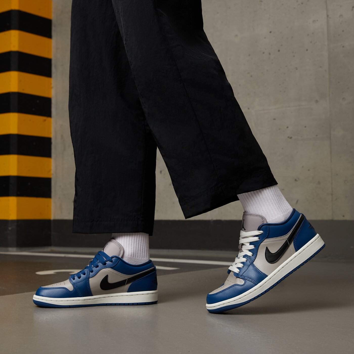 Дамски маратонки WMNS AIR JORDAN 1 LOW dc0774-402 цвят син