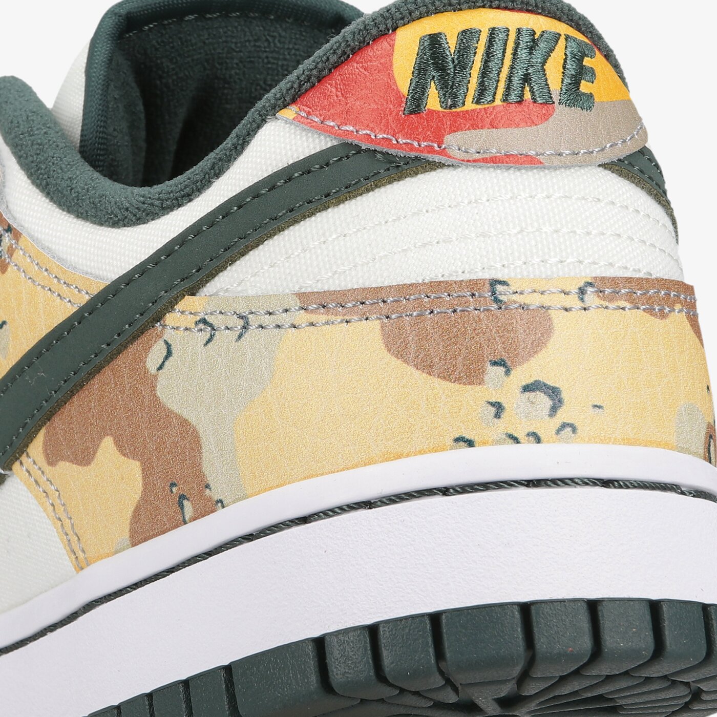 Мъжки маратонки NIKE DUNK LOW SE dh0957-100 цвят зелен