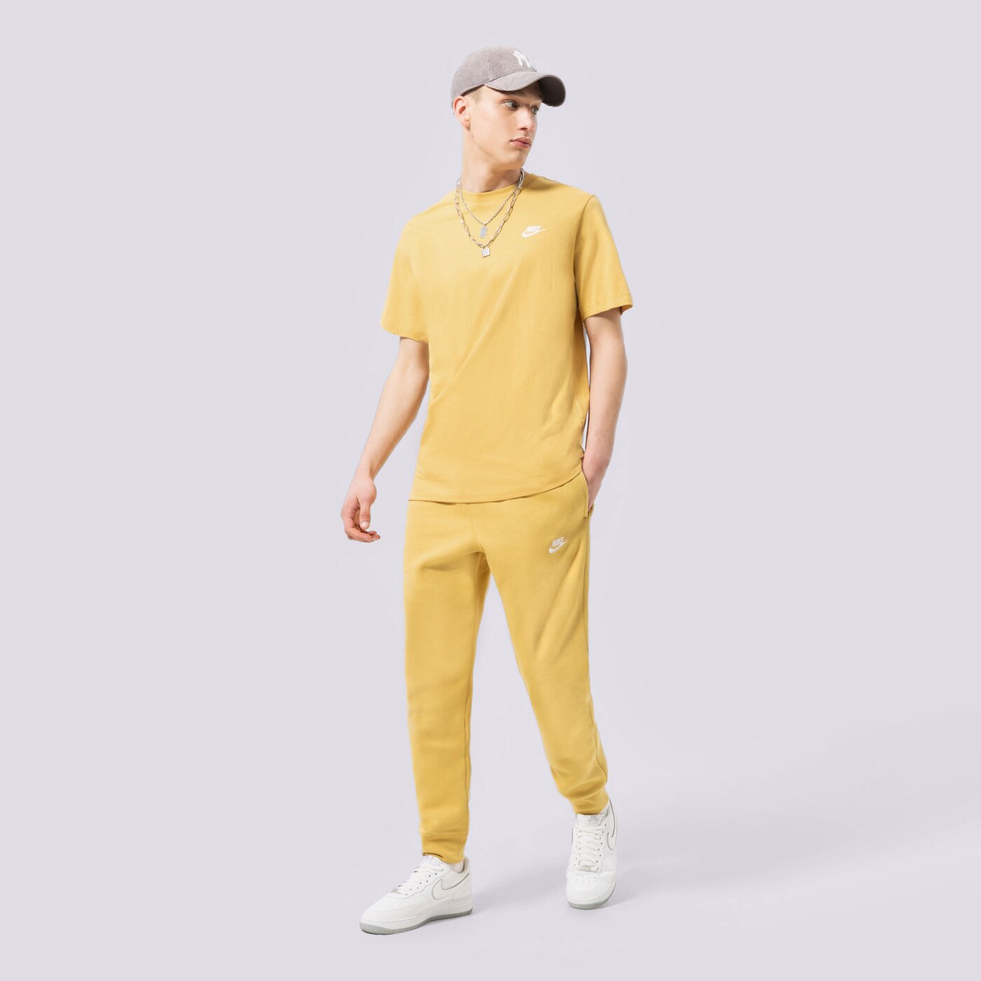 Мъжка тениска NIKE ТЕНИСКА SPORTSWEAR CLUB ar4997-725 цвят горчица