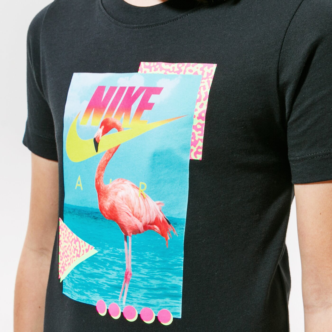 Детска тениска NIKE ТЕНИСКА B NSW TEE BEACH FLAMINGO PHOTO dj3804-010 цвят черен