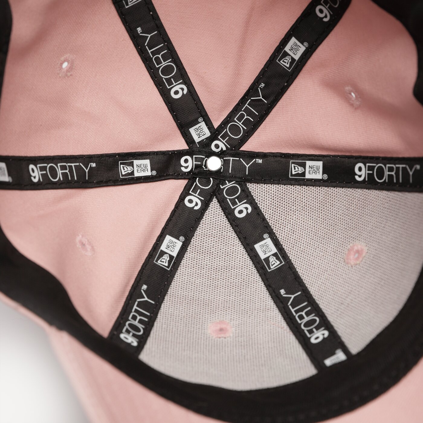 Дамска шапка с козирка NEW ERA ШАПКА WMNS METALLIC LOGO 940 NYY NEW YORK YANKEES 60357983 цвят коралов