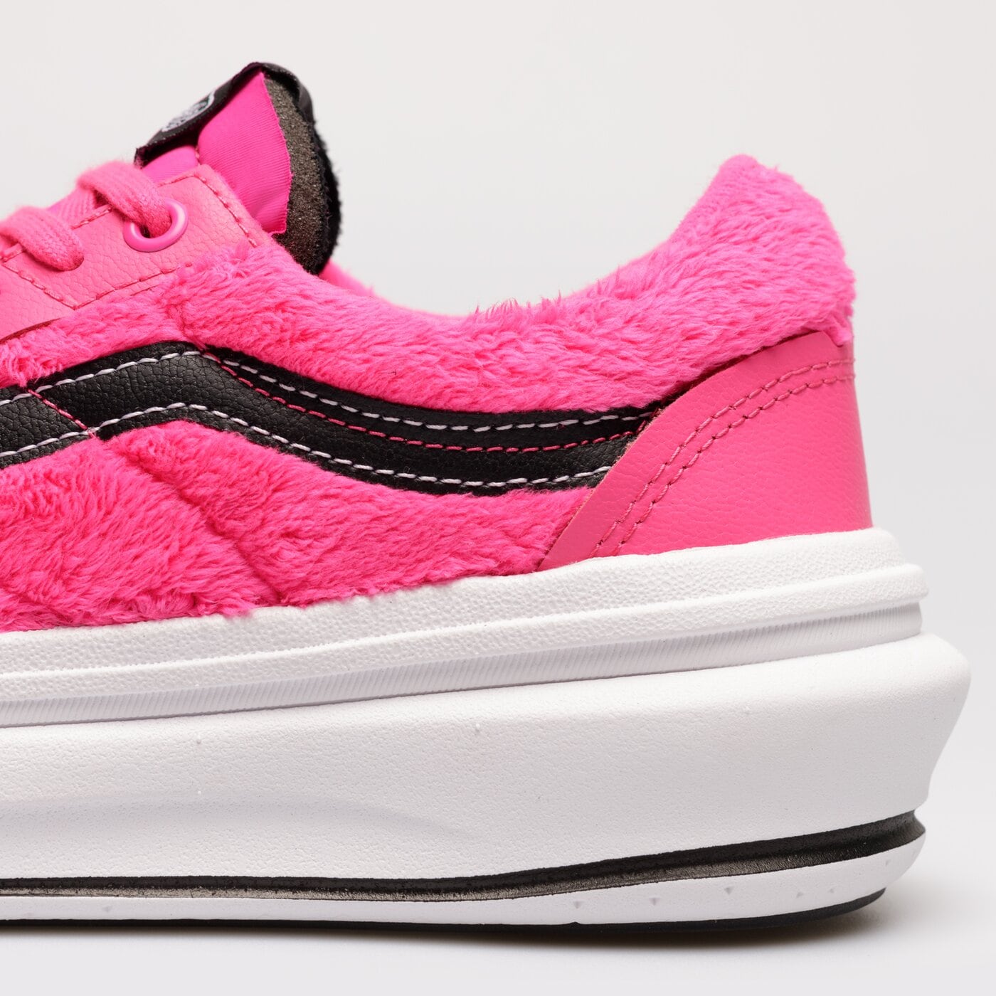 Дамски маратонки VANS UA OLD SKOOL OVERT CC vn0a7q5epnk1 цвят розов