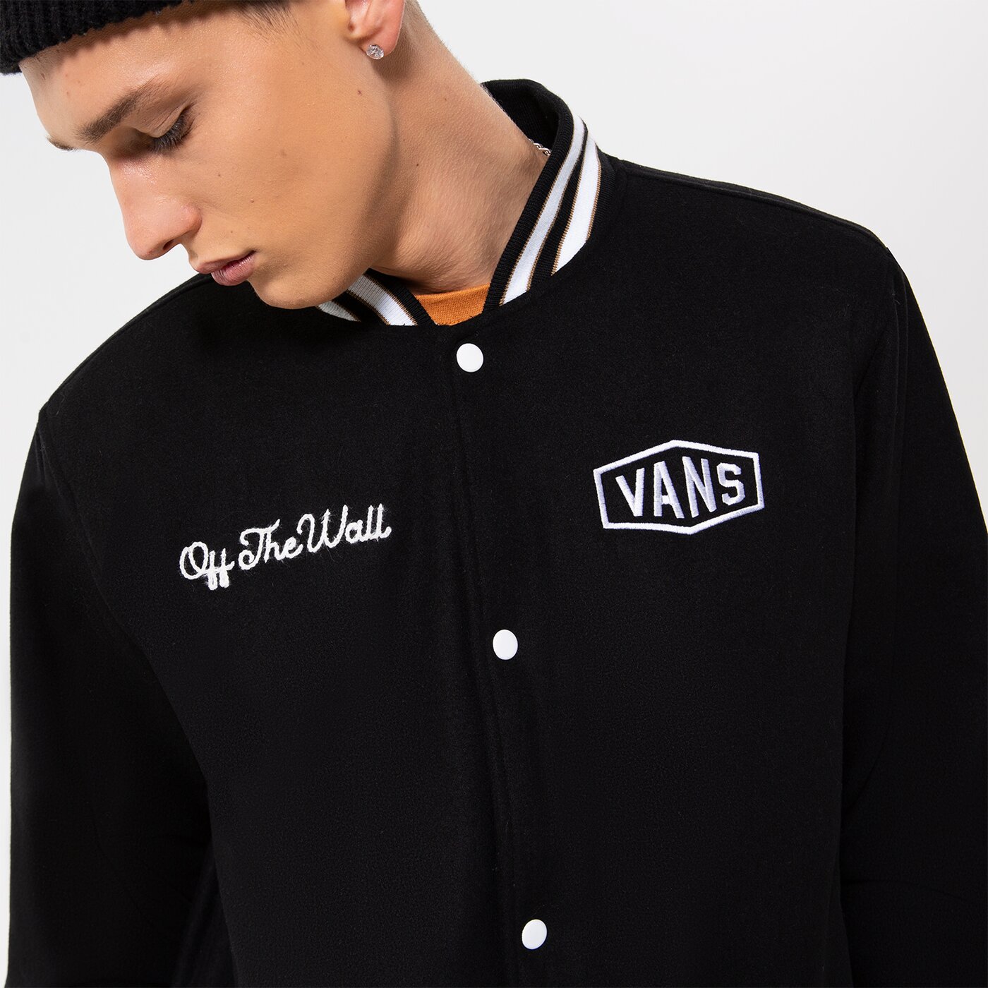 Мъжко преходно яке VANS ЯКЕ CHECKERBOARD RESEARCH VARSITY JACKET vn0a7s92blk1 цвят черен