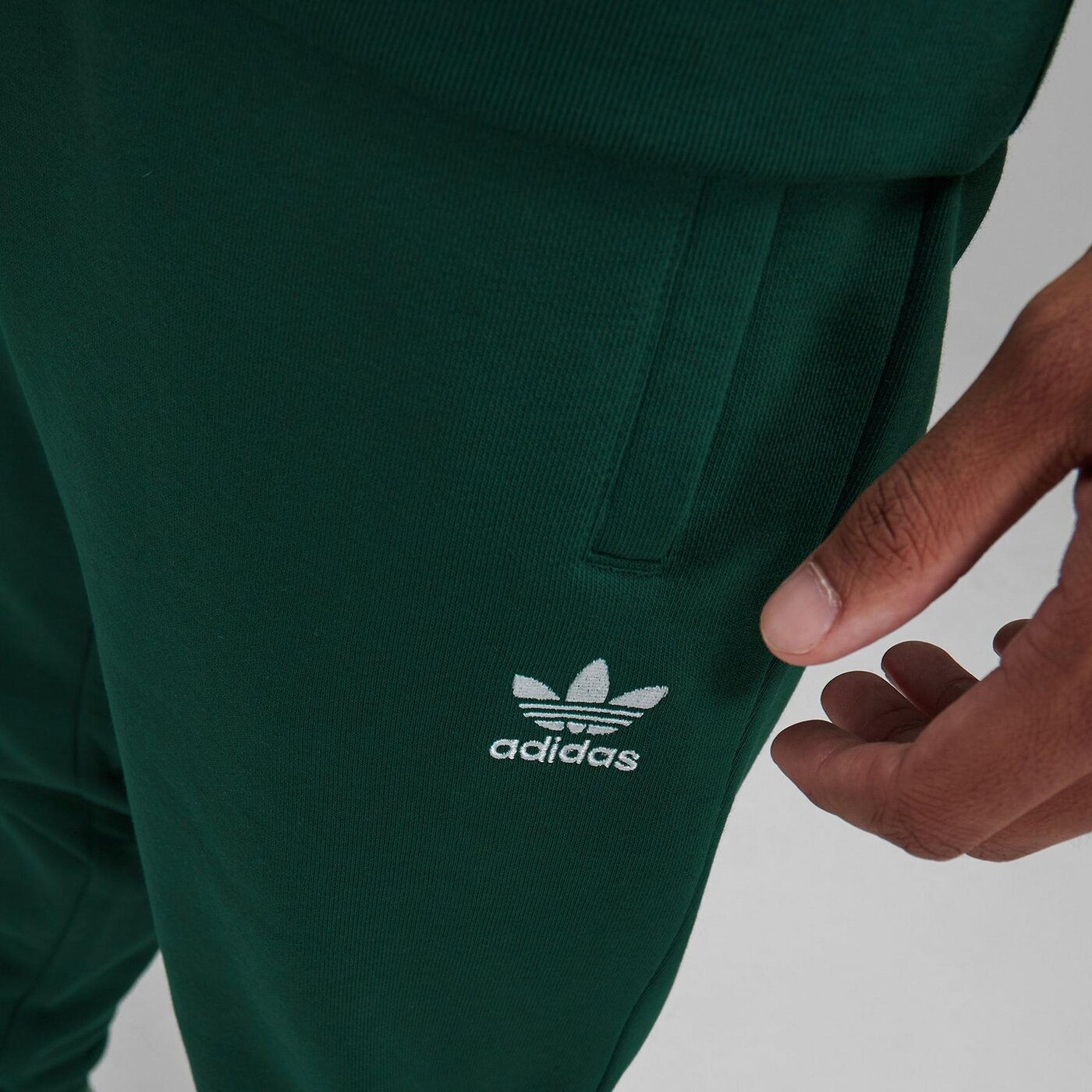 Мъжки панталони ADIDAS ПАНТАЛОНИ TREF ESS PNT C.GRN is2244 цвят зелен