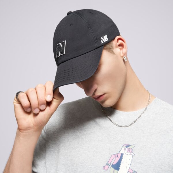 Дамска шапка с козирка NEW BALANCE ШАПКА 6 PANEL BLOCK N HAT V 2.0 lah51005bk цвят черен