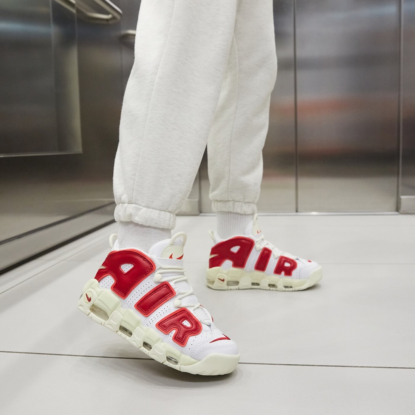 Дамски маратонки WMNS NIKE AIR MORE UPTEMPO  fn3497-100 цвят бял