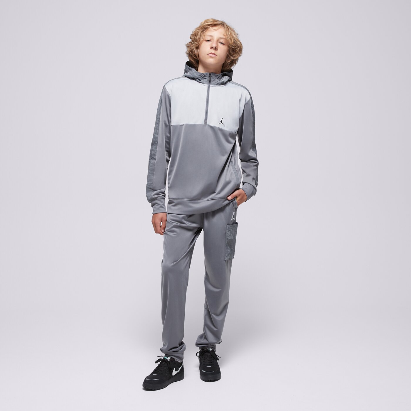 Детска тениска JORDAN КОМПЛЕКТ WVN PNL CRGO OH SUIT GRY/BLK B 95d036-m19 цвят сив