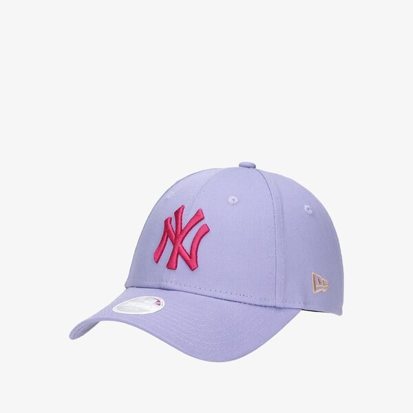 Дамска шапка с козирка NEW ERA ШАПКА WMNS ESS 940 NYY LVD NEW YORK YANKEES LVD 60141844 цвят виолетов