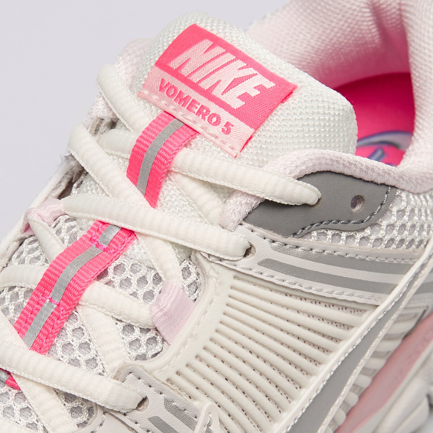 Дамски маратонки NIKE W ZOOM VOMERO 5 GCEL CN  fn3695-001 цвят розов