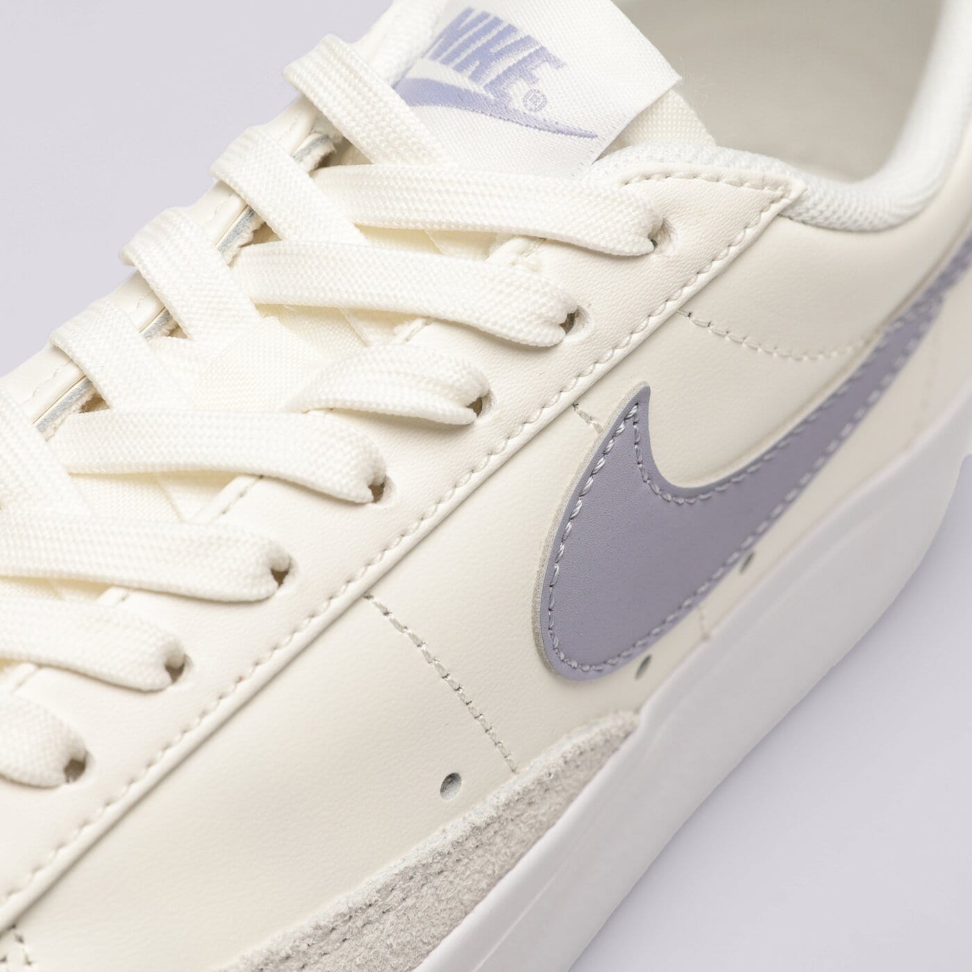 Дамски маратонки NIKE W BLAZER LOW PLATFORM dj0292-110 цвят бял