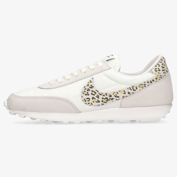 Дамски маратонки NIKE DBREAK SE dm3346-100 цвят бежов