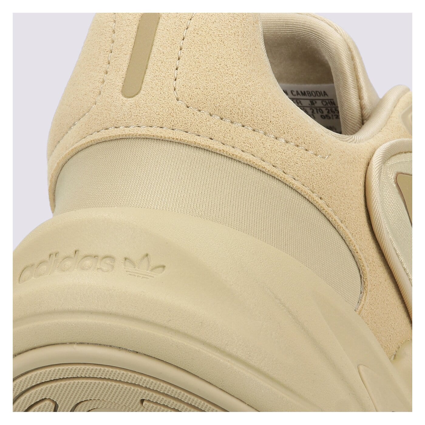 Мъжки маратонки ADIDAS OZELIA gv7685 цвят бежов