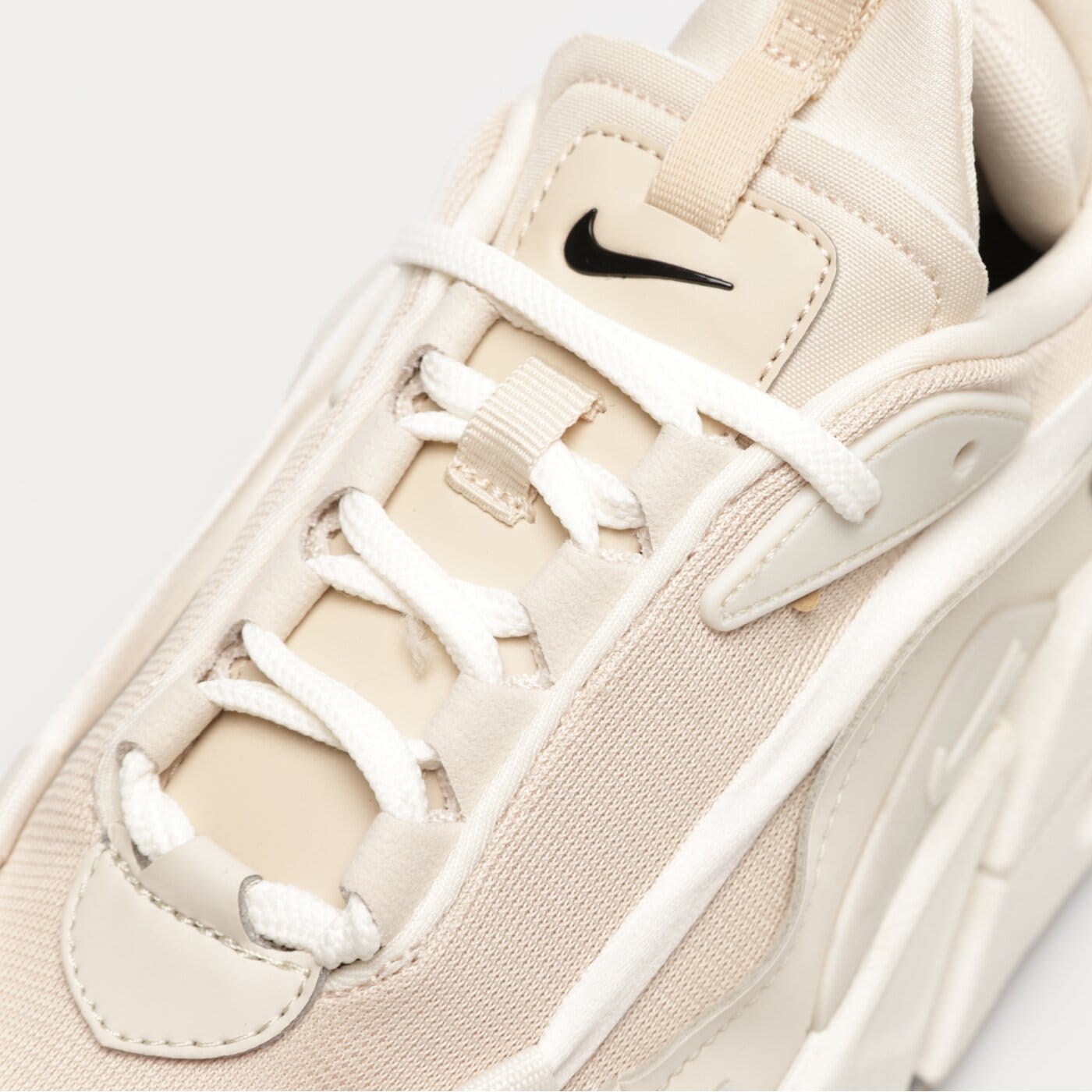 Дамски маратонки NIKE AIR MAX FURYOSA dh0531-101 цвят бежов