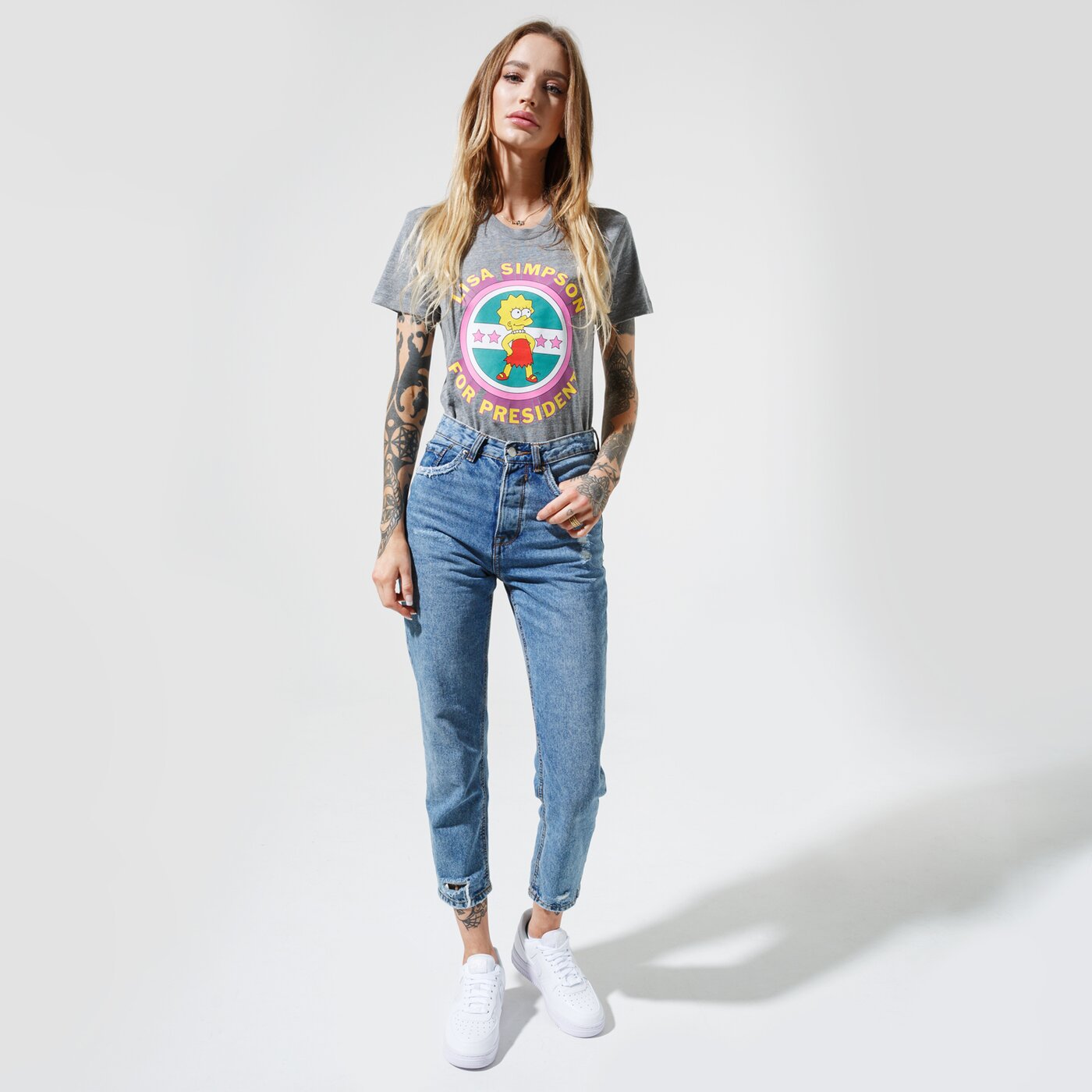 Дамска тениска VANS ТЕНИСКА VANS X THE SIMPSONS LISA TEE vn0a4v4b17g цвят сив