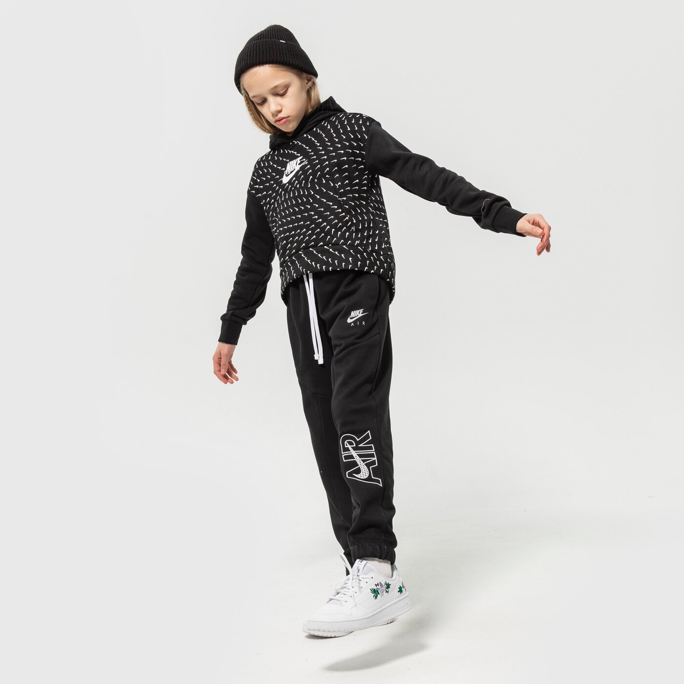 Детски суичър NIKE СУИТЧЪР С КАЧУЛКА G NSW FLC AOP HOODIE GIRL dm8231-010 цвят черен