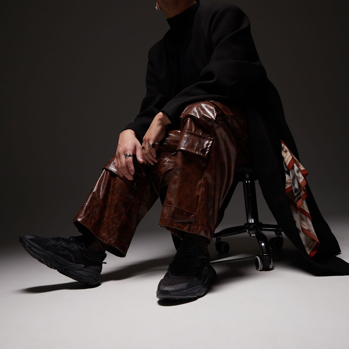 Мъжки маратонки ADIDAS OZWEEGO ee6999 цвят черен