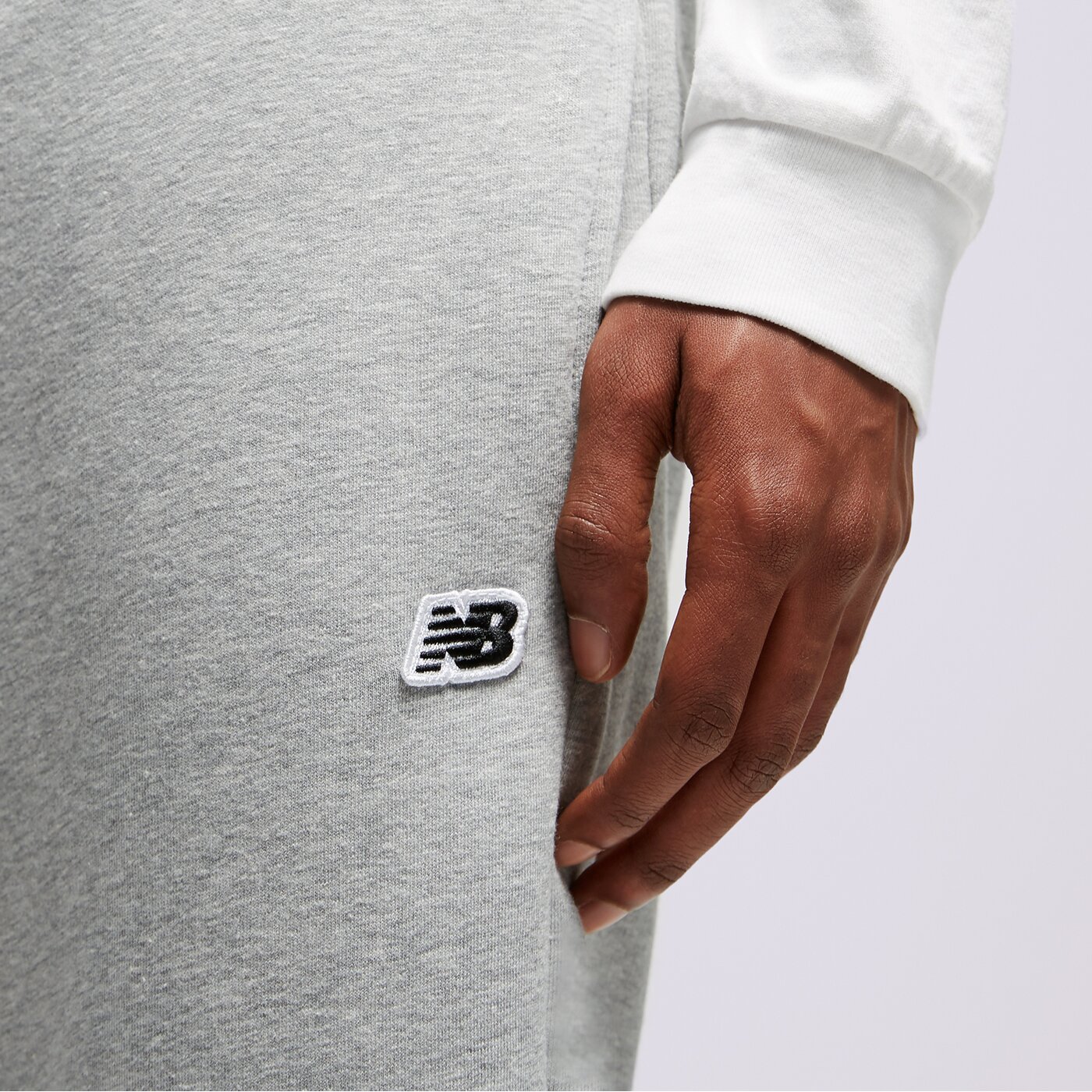 Мъжки панталони NEW BALANCE ПАНТАЛОНИ SMALL PACK PANT ПАНТАЛОНИ mp23600ag цвят сив