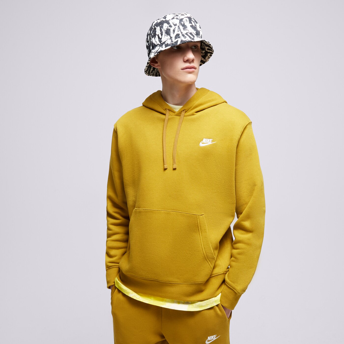 Мъжки суичър NIKE СУИТЧЪР С КАЧУЛКА NIKE SPORTSWEAR CLUB bv2654-716 цвят горчица