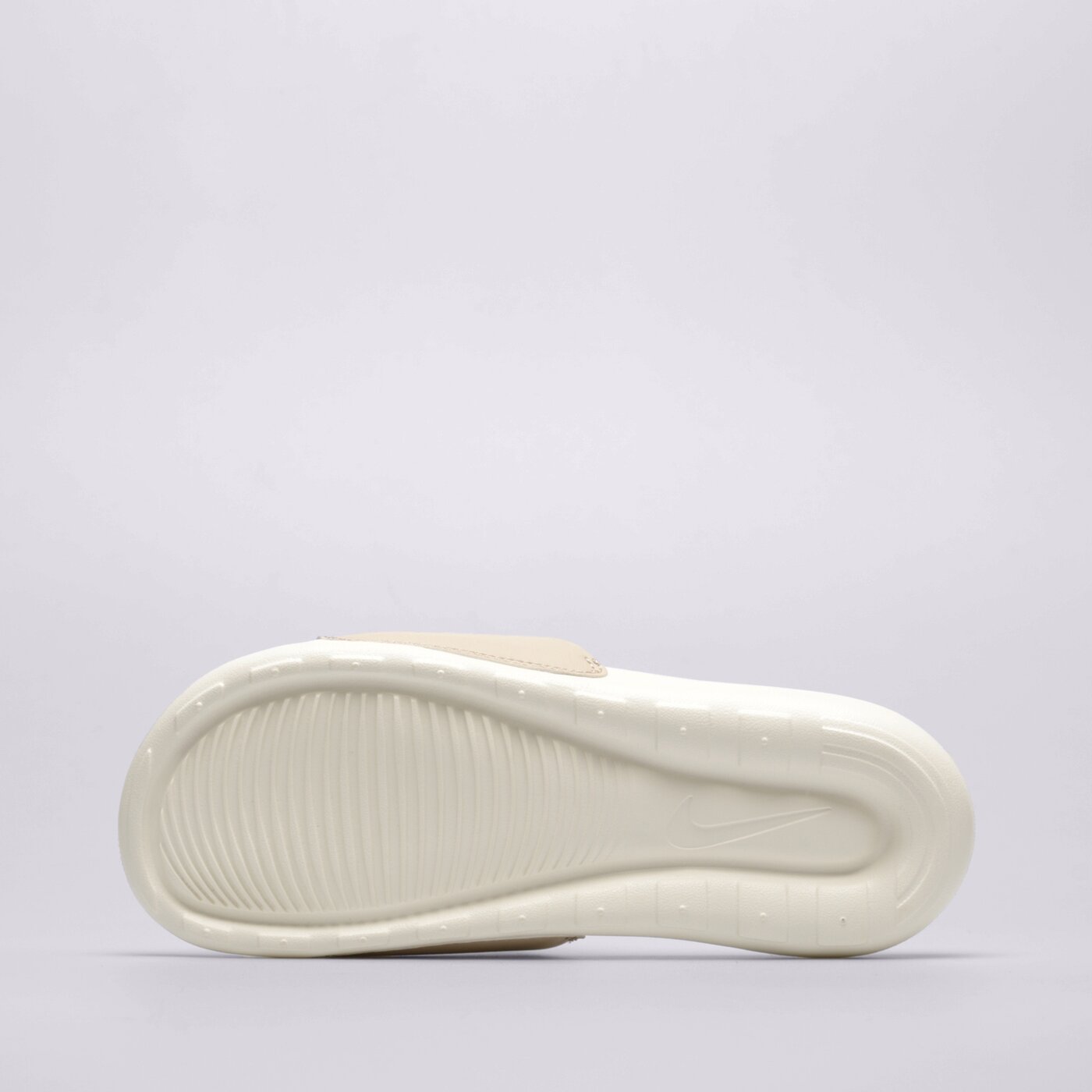 Дамски чехли и сандали NIKE VICTORI ONE cn9677-108 цвят бял