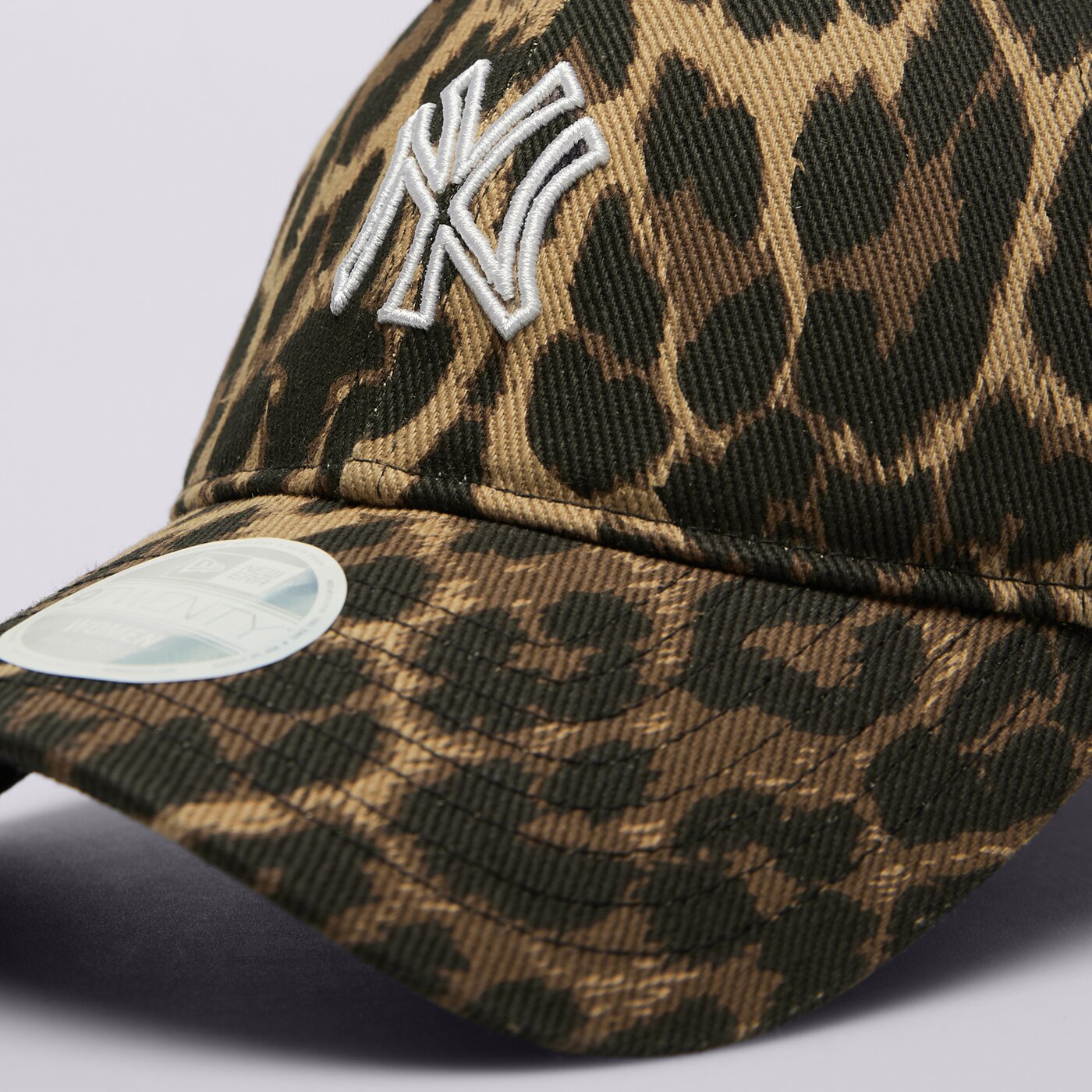 Дамска шапка с козирка NEW ERA ШАПКА WMNS OUTLINE LEOPARD 920 NYY NEW YORK YANKEES 60667497 цвят тъмносин