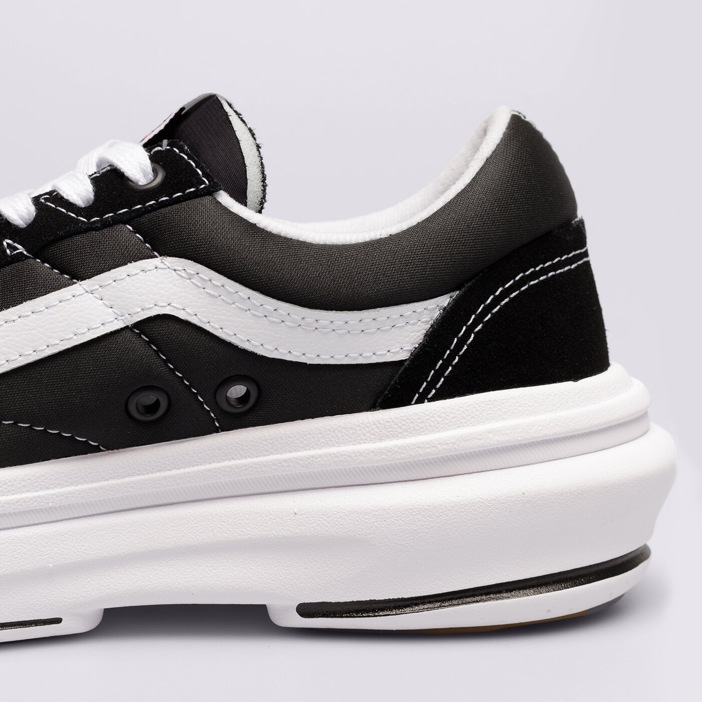 Дамски маратонки VANS UA OLD SKOOL OVERT CC vn0a7q5eba21 цвят черен
