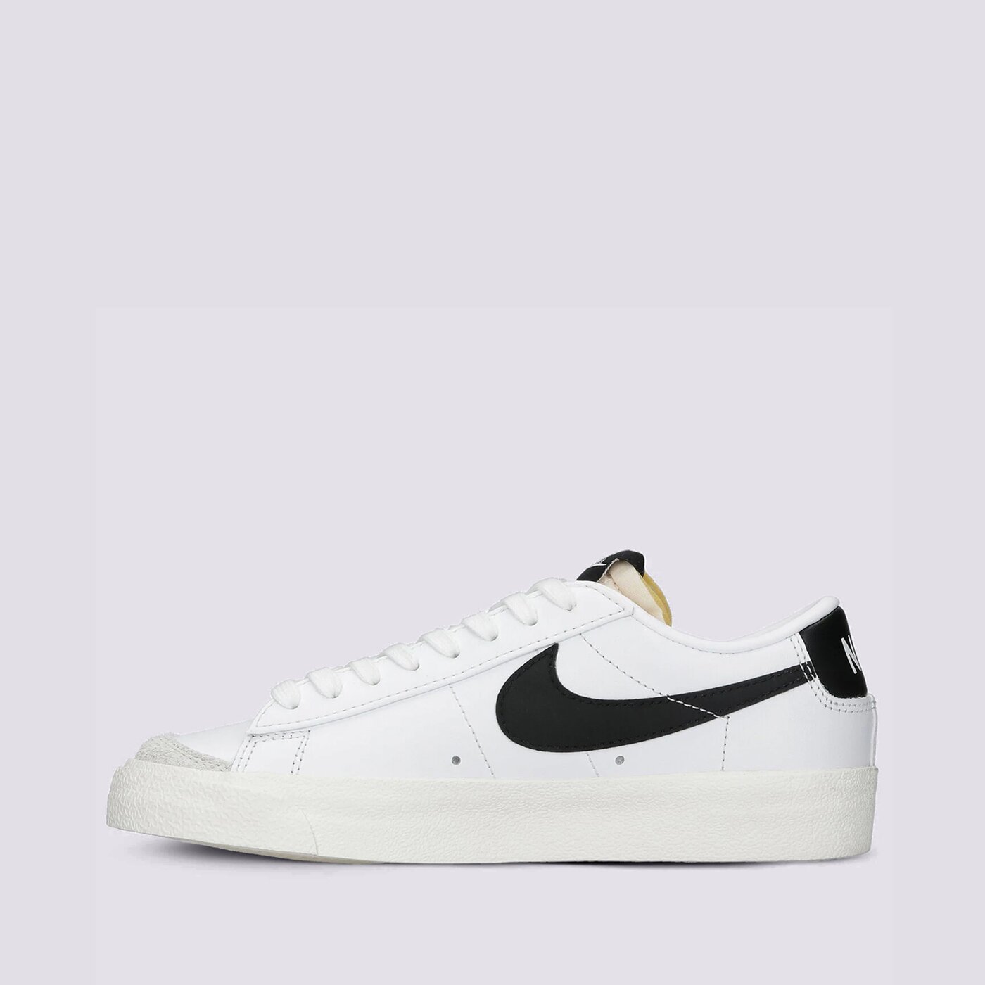 Дамски маратонки NIKE BLAZER LOW '77 dc4769-102 цвят бял