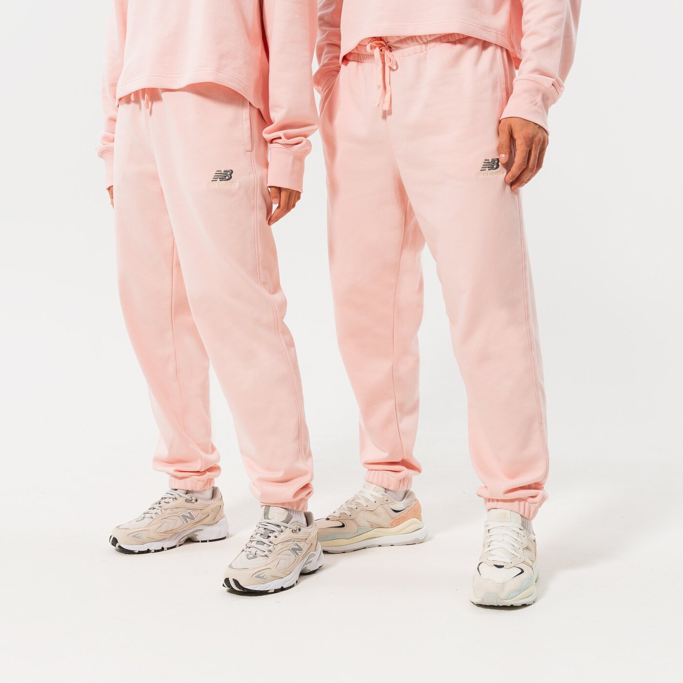 Дамски панталони NEW BALANCE ПАНТАЛОНИ NB ESSENTIALS UNI-SSENTIALS SWEATPANT up21500pie цвят розов