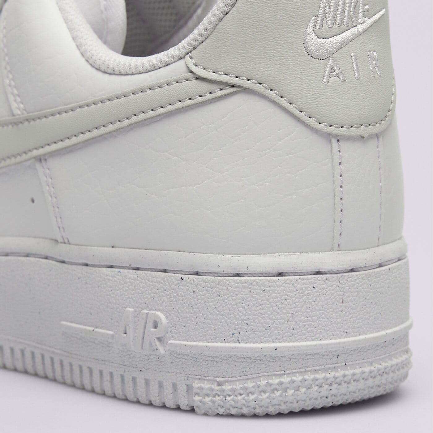 Дамски маратонки NIKE AIR FORCE 1 '07 NEXT NATURE dv3808-109 цвят бял