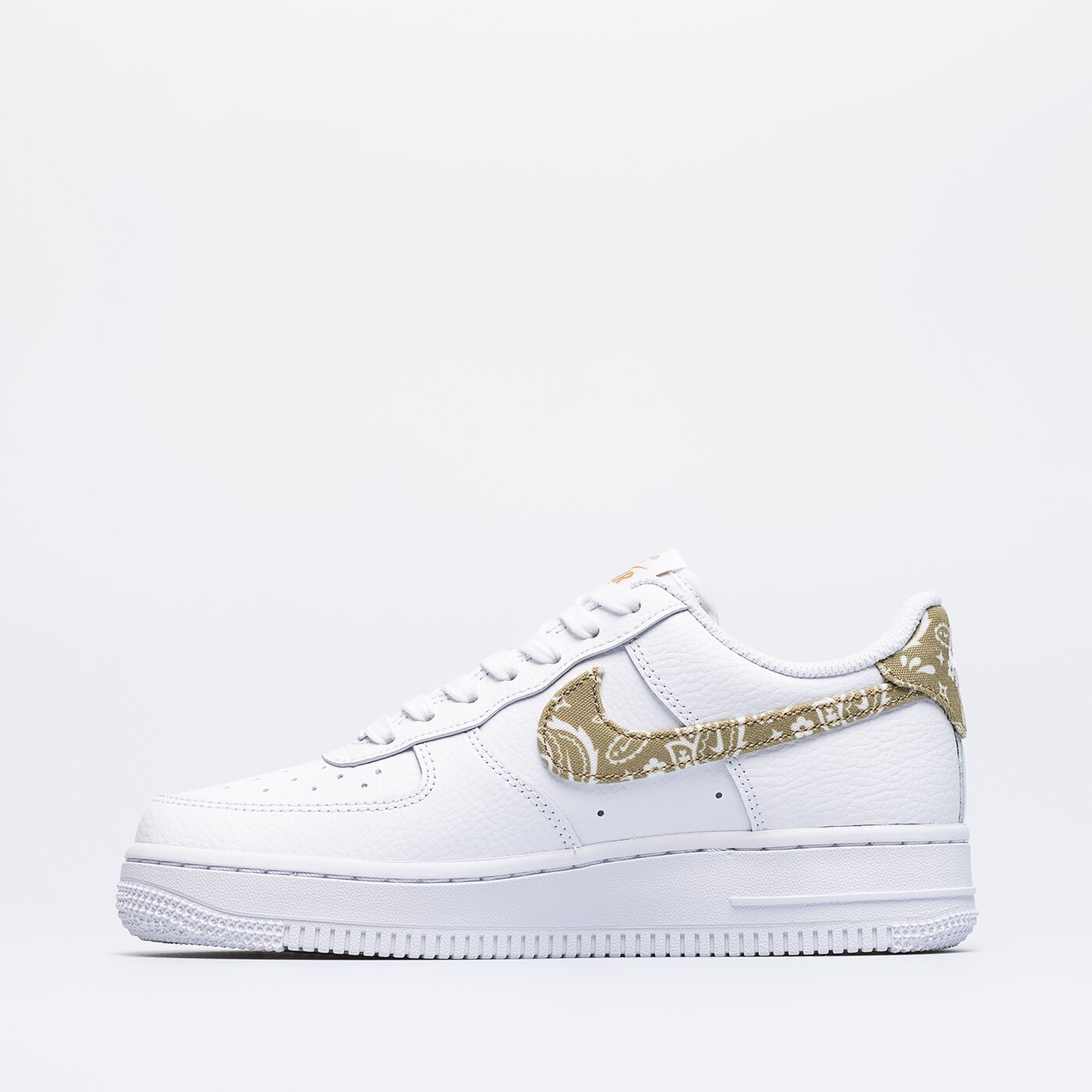 Дамски маратонки W AIR FORCE 1 '07 ESS dj9942-101 цвят бял