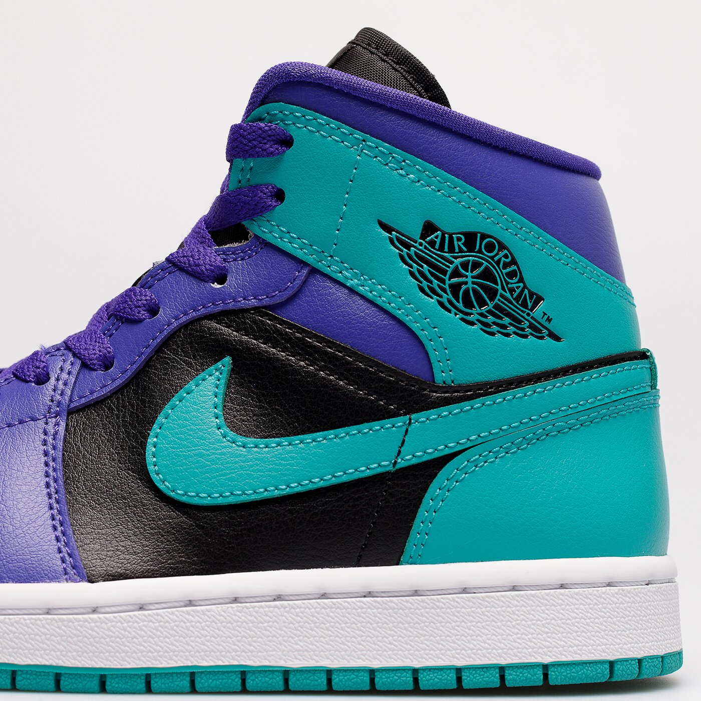 Дамски маратонки WMNS AIR JORDAN 1 MID  bq6472-502 цвят зелен