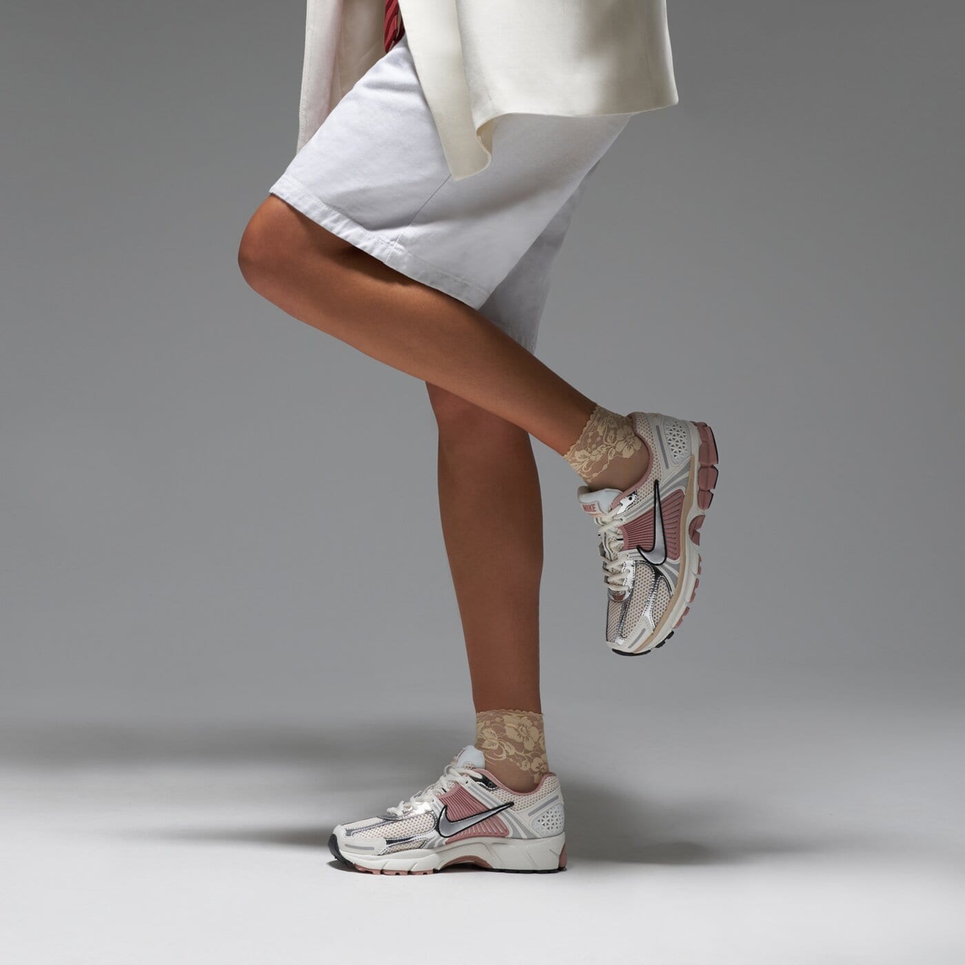 Дамски маратонки NIKE W ZOOM VOMERO 5 NEWS hf1877-102 цвят бежов