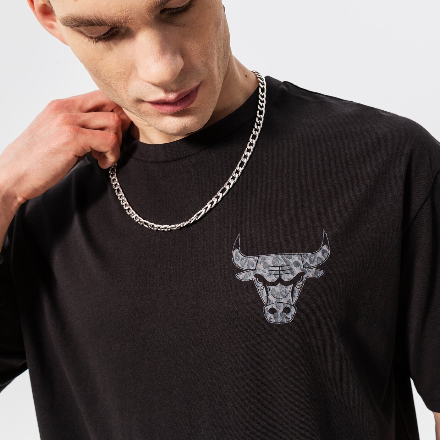 Мъжка тениска NEW ERA ТЕНИСКА SEAS INFILL OS BULLS CHICAGO BULLS BLKLEP 12893095 цвят черен