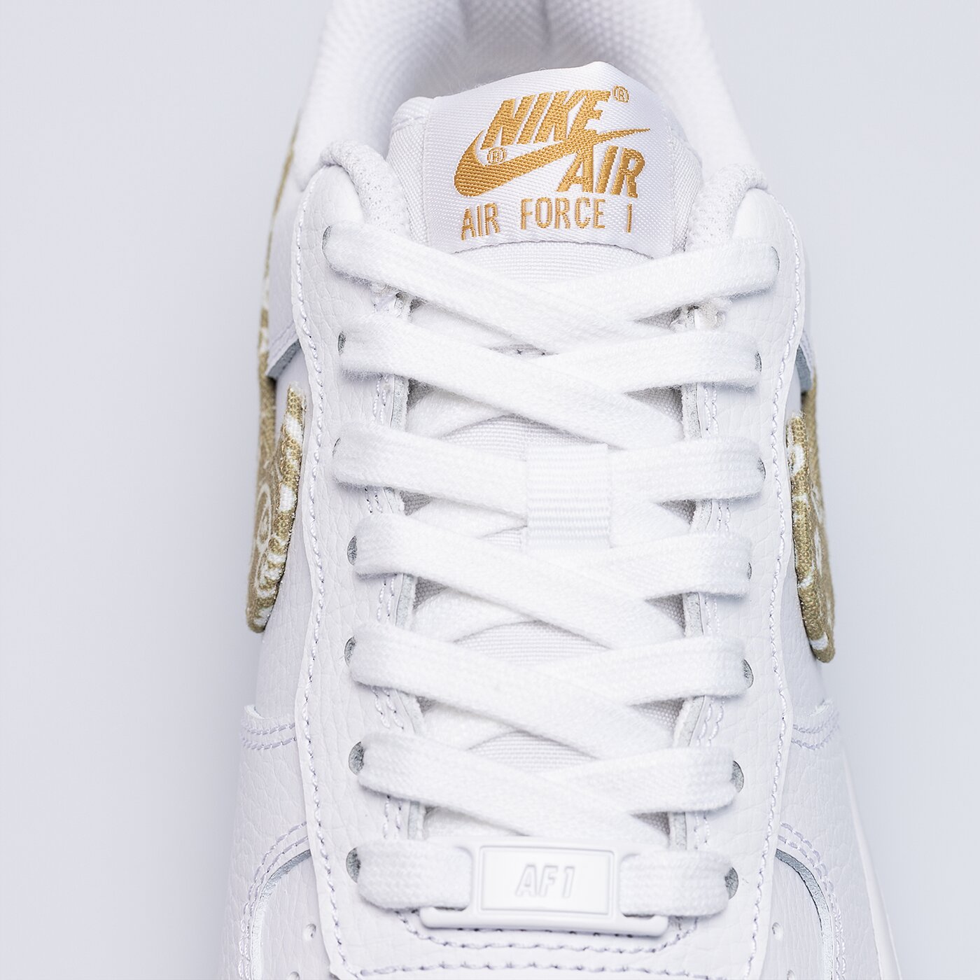 Дамски маратонки W AIR FORCE 1 '07 ESS dj9942-101 цвят бял