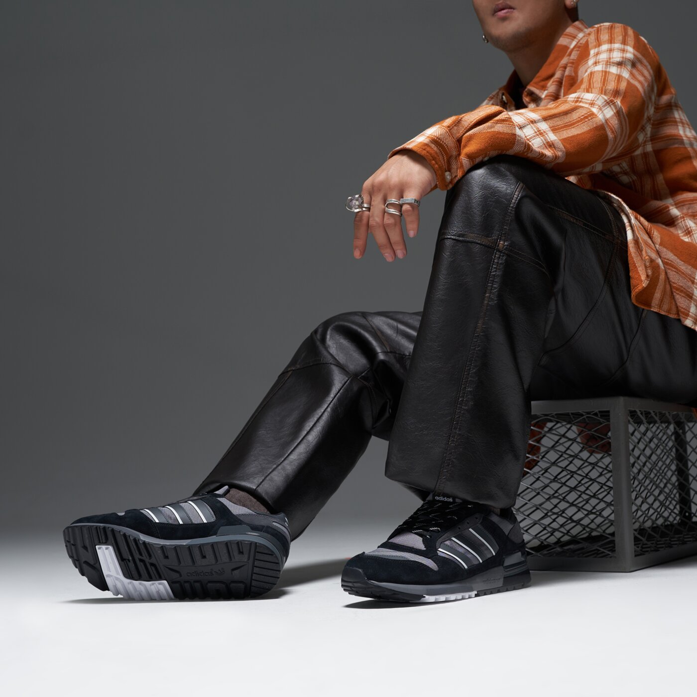 Мъжки маратонки ADIDAS ZX 600  jr8741 цвят черен